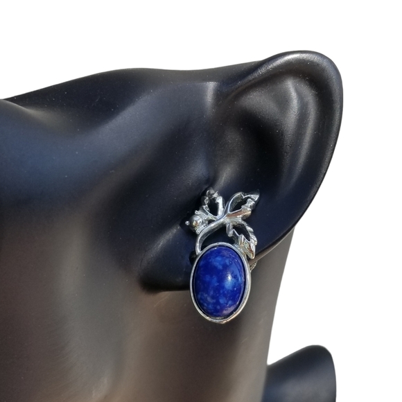 SARAH COVENTRY VINTAGE "BLUE HAWALLI" SILVERTONED CLIP ON EARRINGS - Picture 1 of 5